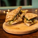 Foto de Planchadito champiñones, mozarella, pesto de albahaca. VEGETARIANO.