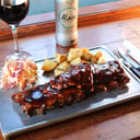 Foto de Ribs de cerdo con papas y ColeSlaw