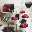 Foto de Helado de frutos rojos con Tableta de Chocolate Amargo