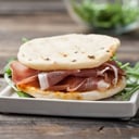 Foto de SÁNDWICH DE CRUDO & QUESO con MANTECA en PAN FRANCÉS CALENTITO