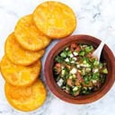 Foto de 4 sopaipillas de coctel con pebre