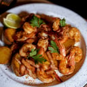 Foto de Langostinos salteados acompañados con papines andinos.