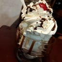 Foto de Copa de helado con salsa de chocolate y cerezas
