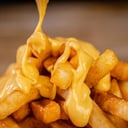 Foto de papas con cheddar 