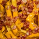 Foto de papas con cheddar y Bacon 