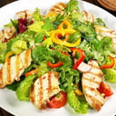 Foto de Ensalada de Pollo, Lechuga Tomate Queso Mozarella Choclito Pimiento Rojo y Amarillo
