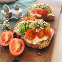 Foto de AvocadoToast en pan de masa madre, con palta, queso y tomate cherry