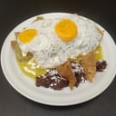 Foto de chilaquiles con 2 huevos