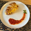 Foto de Croissant Relleno con huevos revueltos (queso y jamón york) y salsa napolitana