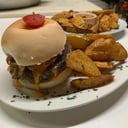 Foto de Hamburguesa 7y3 con papas rusticas. 