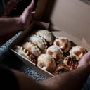 Foto de COMBO 9: 8 EMPANADAS + 2 LATAS CERVEZA 473CC
