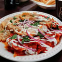Foto de Chilaquiles con pollo o pierna 