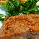 Foto de Salmón ahumado pimienta miel o murta merkén (150 grs.) con ensaldas o pan