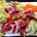 Foto de Base de hojas verdes con mix de ensaladas más una elección de