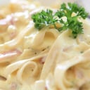 Foto de tallarines al huevo con salsa a elección