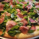 Foto de Pizza con jamon crudo y rucula.