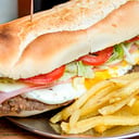 Foto de sandwich Mila con papas frita