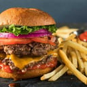 Foto de super hamburguesa doble y papas fritas