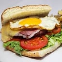 Foto de 805.- Hamburguesa completa (panceta, huevo frito, tomate, mozzarella)