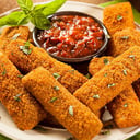 Foto de Palitos de queso con salsa de la casa. 