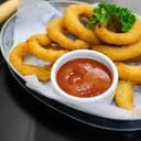 Foto de Aros de cebolla con salsa de la casa.