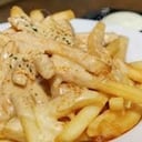 Foto de Papas fritas con queso y champiñones