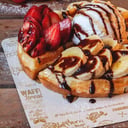 Foto de WAFFLE CON SALSA DE CARAMELO