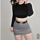 Foto de Falda cuadritos/blusa manga larga negra, cinto