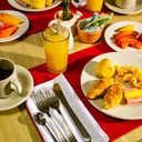 Foto de Huevo en cacerola  o revuelto-Tocineta o salchicha - Pan tajado o pankey -Café negro -Jugo de naranja - Mantequilla o mermelada 