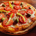 Foto de Napolitana, salsa de tomate y ajo, Muzzarella, tomates en rodajas, aceitunas y orégano