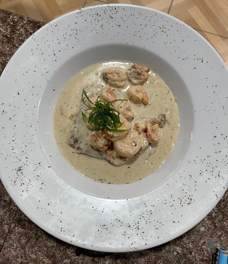 Foto de PESCADO EN SALSA DE AJO CON LANGOSTINOS