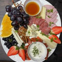 Foto de PLATO DE QUESOS Y CARNES FRIAS