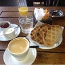 Foto de light (infusión + tostadas, mermelada, queso untable, jugo de naranja)
