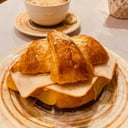 Foto de CROISSANT DE JAMÓN YORK AHUMADO Y QUESO MOZZARELLA
