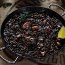 Foto de Negro con gambas y calamar. 