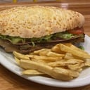 Foto de Sándwich de milanesa completo + guarnición