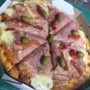 Foto de Pizza de muzzarella, jamón y morrones