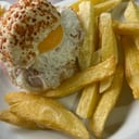 Foto de Hamburguesa de Carne o Pollo con queso, jamón y huevo + guarnición