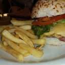 Foto de Hamburguesa de Carne o Pollo completa + guarnición