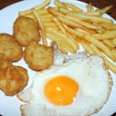 Foto de Nuggets de pollo, huevo frito y patatas