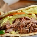 Foto de Crepe relleno de cerdo desmenuzado
