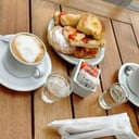 Foto de cafe con medialunas