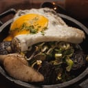 Foto de Morcilla con peras y huevo a la plancha