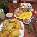 Foto de gallina en combo ,con papa salada yuca sudada, pescuezo relleno y una gallina