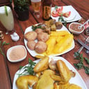 Foto de una gallina con papa salada yuca sudada