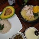 Foto de solo los jueves AJIACO SANTAFEREÑO CON ARROZ AGUACATE ALCAPARRAS MAZORCA CREMA DE LECHE 3 PAPAS