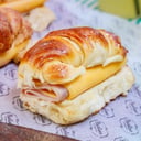 Foto de MEDIA LUNA CON JAMON Y QUESO (CALIENTE)