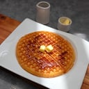Foto de waffles con mantequilla y syrup 