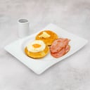 Foto de miniwaffles con huevo frito, tocineta o salchichitas y syrup 