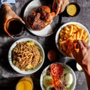 Foto de 1/2 pollo + papas + chaufa + ensalada 